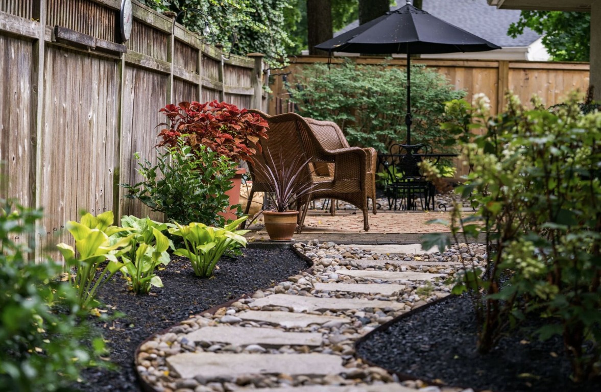 Mulching and bed maintenance services in Dunwoody, GA